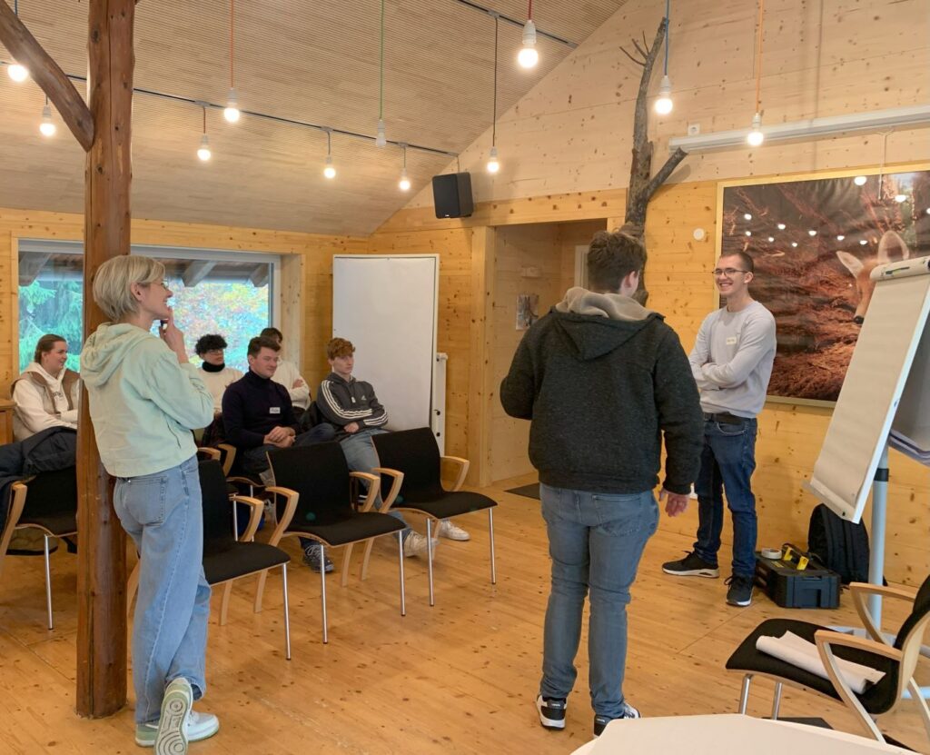 Am 30. Oktober 2024 fand im malerischen Vogelhüsli in Schmitzingen ein Workshop mit den Auszubildenden und Studenten statt. 